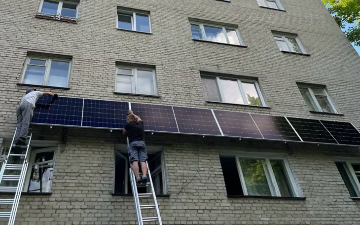 Сонячні панелі на стіні